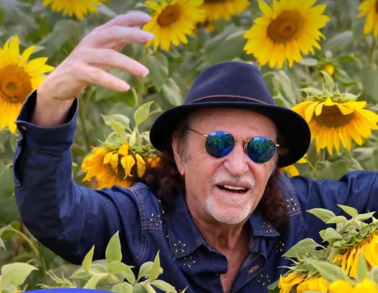 Entre seus maiores sucessos estão canções como “Anunciação”, “La Belle de Jour”, “Tropicana” e “Girassol”. Ao longo das décadas, o artista manteve forte presença nos palcos brasileiros e consolidou uma das trajetórias mais duradouras da música nacional.