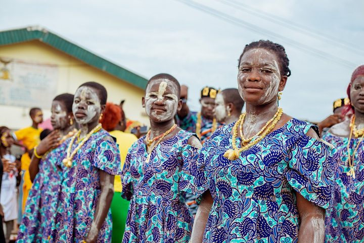 A população reúne dezenas de grupos étnicos, entre eles os baoulés, senufôs, dioulas e bétés, cada um com costumes, idiomas e tradições próprios. O francês atua como língua oficial, herança do período colonial, mas muitos idiomas africanos permanecem presentes no cotidiano.