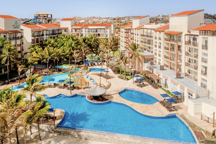 O complexo vai muito além do parque aquático: ele abriga três resorts, um hotel, barraca de praia, lojas e restaurantes. Entre as quatro opções de hospedagem na costa cearense, destaca-se o Acqua Beach Park Resort, com uma vasta área de lazer, piscina infinity e um riacho que conecta diretamente ao parque. 