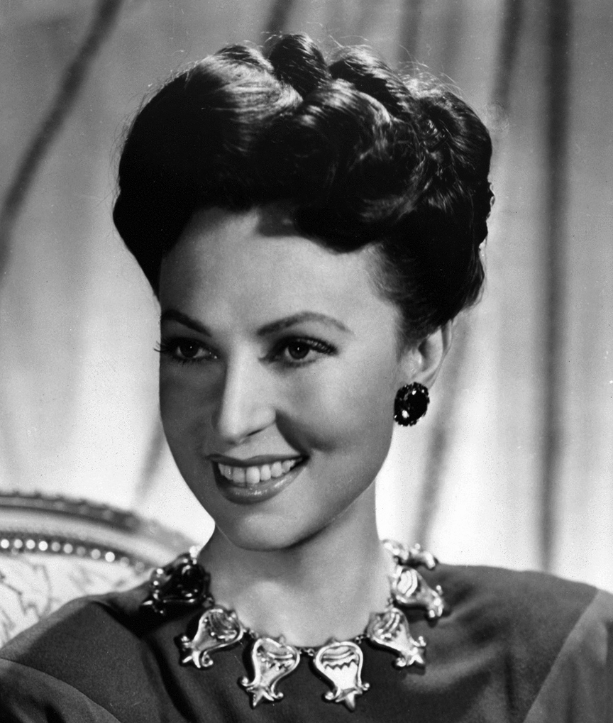 Nascida em 6 de dezembro de 1900, em Clinton, Estados Unidos, embora mais tarde tenha alegado ter nascido em 1906. Agnes Moorehead se formou no Muskingum University e fez o  mestrado em inglês e oratória na Universidade de Wisconsin. Depois disso, se mudou para Nova York, onde estudou na Academia Americana de Artes Dramáticas e atuou em montagens da Broadway e em programas de rádio. Na época, participou de milhares de programas e, por isso, foi uma das artistas mais ativas do rádio.
