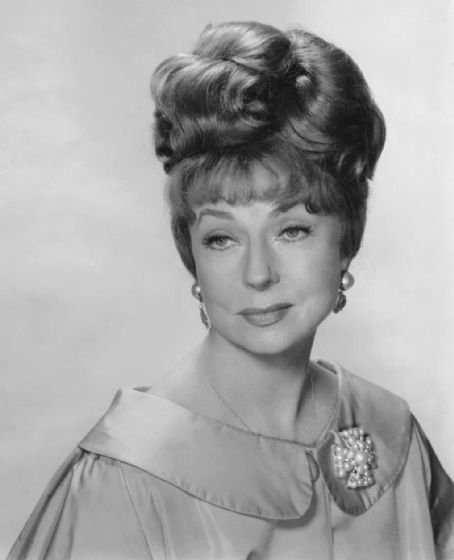 Agnes Moorehead morreu em 30 de abril de 1974, aos 73 anos, vítima de câncer no útero. Muitos acreditam que a doença foi causada pela exposição à radiação durante as filmagens de “Sangue de Bárbaros”, gravado em St. George, próximo a uma região onde os Estados Unidos realizaram testes nucleares em 1953, três anos antes do lançamento do filme. Outros nomes do elenco, como John Wayne, Susan Hayward e Pedro Armendáriz, também desenvolveram câncer. Dos 220 envolvidos na produção, 91 tiveram a doença