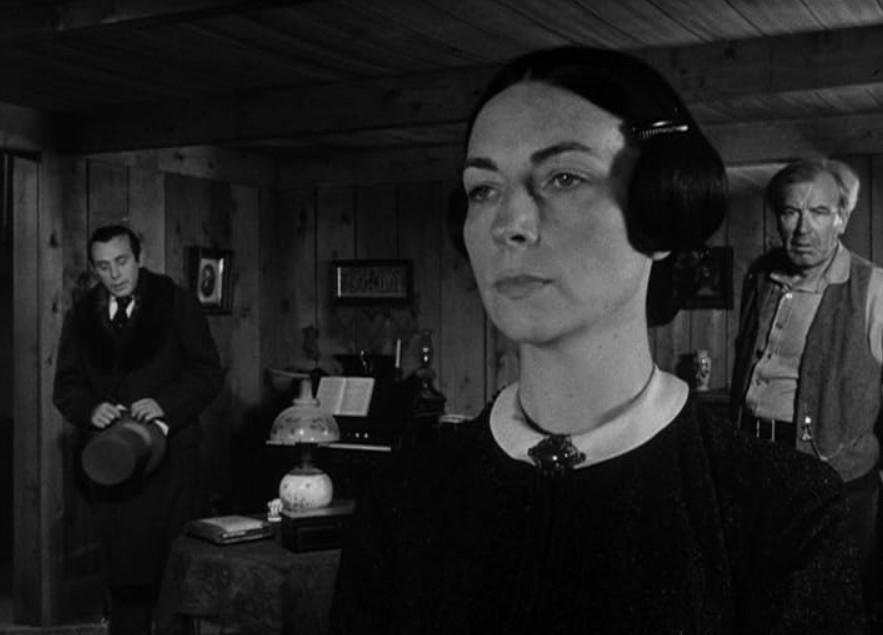 Em uma dessas apresentações, conheceu Orson Welles, e ingressou na companhia radiofônica dele “The Mercury Theatre on the Air”, em 1938. Depois, quando ele levou a companhia para Hollywood, ela teve a chance de atuar em filmes. Sua estreia no cinema foi no aclamado “Cidadão Kane” em 1941 como Mary Kane, a mãe do personagem de Welles.
