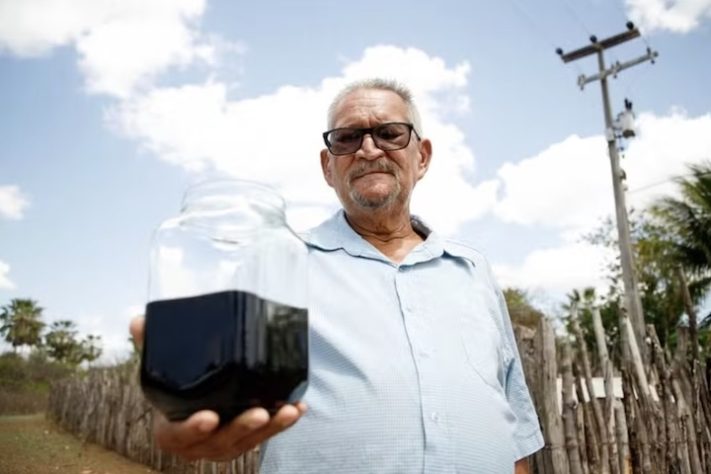 Agricultor encontra líquido que pode ser petróleo em Tabuleiro do Norte, no Ceará — Divulgação/IFCE
