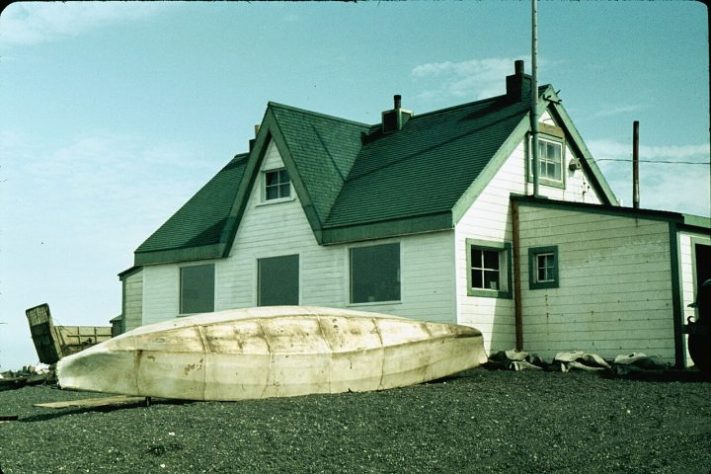 Umiaqs, canoas feitas de peles de foca-barbuda fermentadas e esticadas sobre estruturas de madeira | Flickr - Urbain J. Kinet