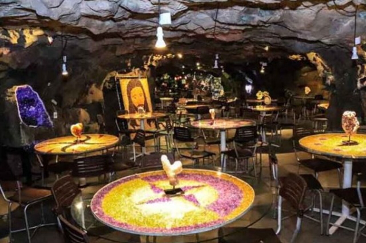 Entre as experiências mais inusitadas está a gastronomia subterrânea. Restaurantes foram montados dentro de antigas galerias de mineração, aproveitando o ambiente fresco e úmido das cavernas. Um dos mais famosos é o Restaurante Belvedere, onde se pode saborear pratos da culinária gaúcha em mesas iluminadas por cristais.