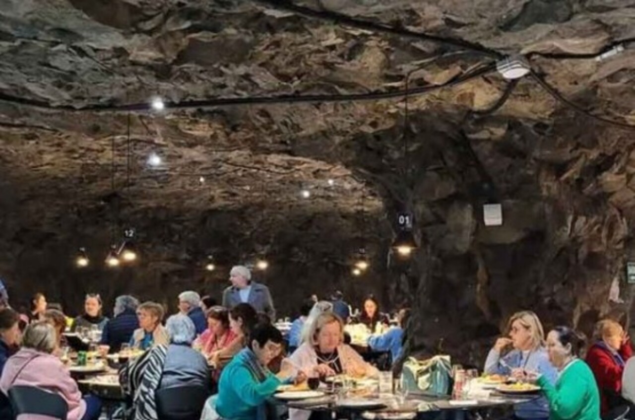 Outro destaque é o restaurante que funciona no Geoparque Subterrâneo, iniciativa que une lazer, ciência e consciência ambiental. Além da refeição, é possível conhecer mais sobre a formação geológica da região e os impactos da atividade mineradora ao longo do tempo.