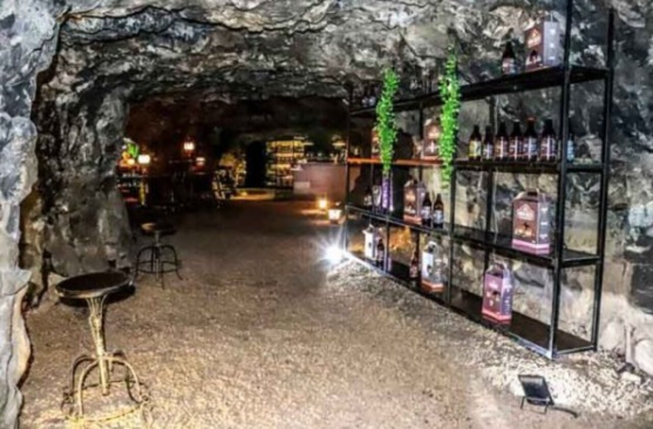 O Ametista Parque Museu é um exemplo desse esforço. No local, visitantes podem ver de perto dezenas de pedras preciosas, além da maior ametista bruta já encontrada na região, com impressionantes 2,5 toneladas. A cidade também surpreende com sua produção de vinhos. Algumas vinícolas funcionam em minas desativadas, onde a temperatura natural e constante garante a conservação ideal das bebidas. As degustações acontecem entre paredes de rocha e mesas esculpidas em cristais.