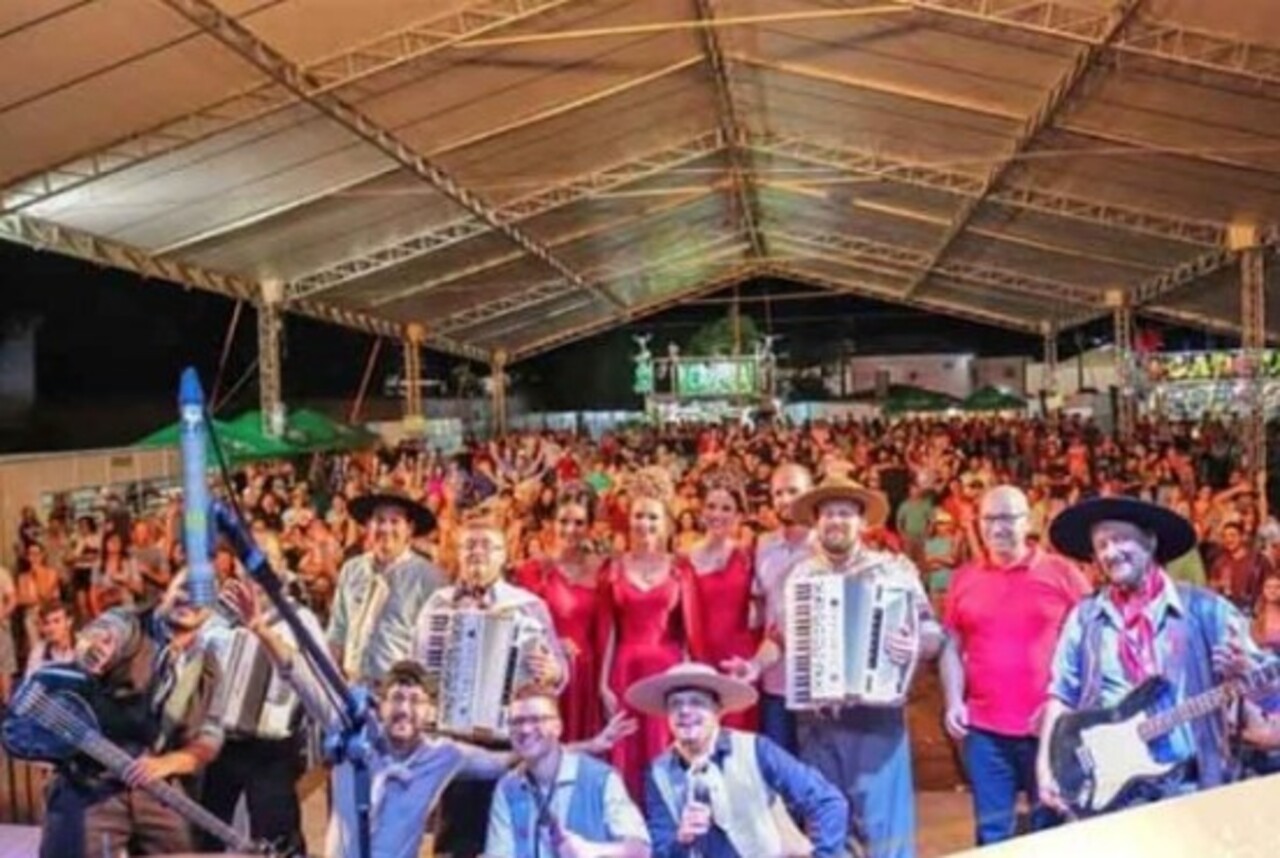 Mesmo com sua população modesta, Ametista do Sul mantém uma agenda cultural movimentada. O Festival da Ametista é o principal evento do calendário local e reúne música, gastronomia, exposições e apresentações artísticas. Ao longo do ano, a cidade recebe ainda feiras temáticas, encontros esotéricos e eventos religiosos, mostrando a diversidade de interesses que esse destino é capaz de acolher.