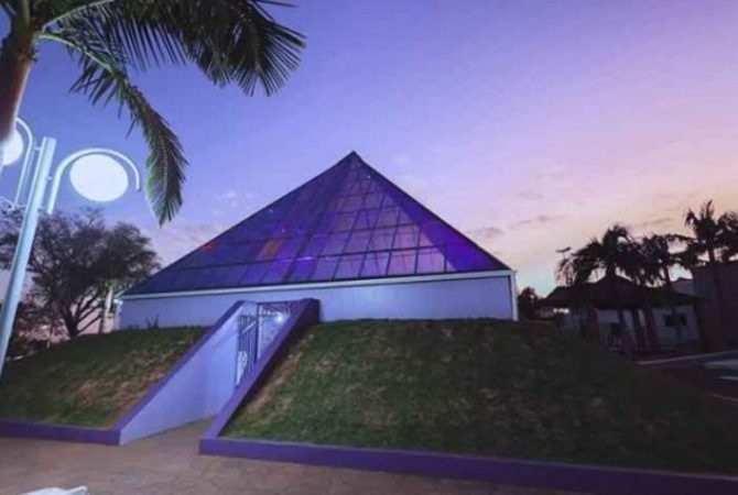 Igreja revestida com ametista chama atenção em cidade brasileira