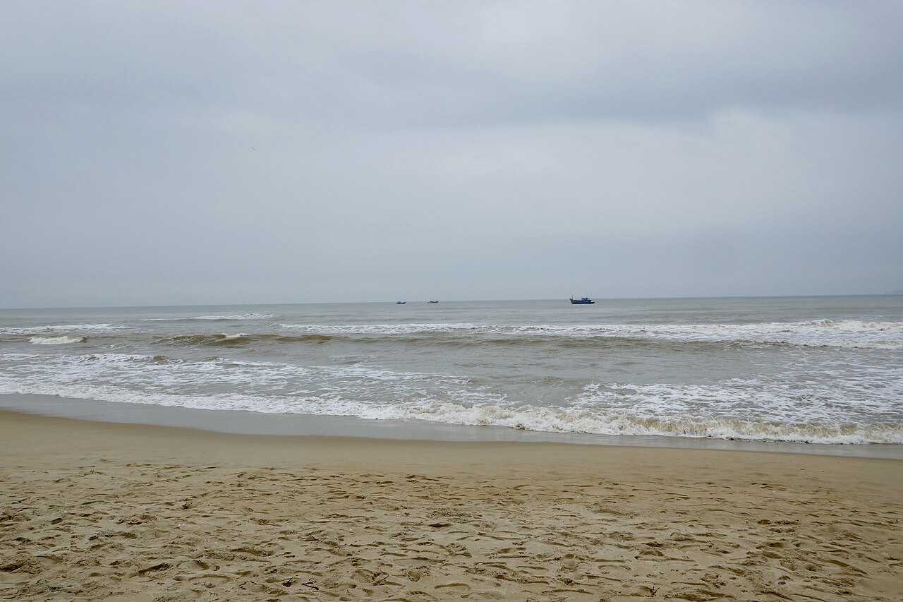 An Bang Beach, próxima a Hoi An, é conhecida pela atmosfera relaxante e restaurantes que servem frutos do mar frescos. A praia combina simplicidade com charme, atraindo viajantes que buscam descanso em um cenário autêntico. Além disso, sua proximidade com a cidade histórica conecta lazer costeiro ao patrimônio cultural vietnamita, ampliando valor da visita e sua popularidade entre turistas internacionais.