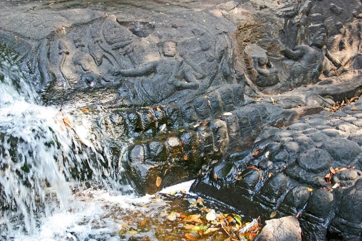 Muitas dessas gravuras representam lingas dedicados ao deus Shiva, importante divindade do hinduísmo ligada à criação e à renovação da vida. Artesãos do antigo Império Khmer também esculpiram figuras mitológicas, flores de lótus e símbolos religiosos diretamente nas pedras do leito do rio.
