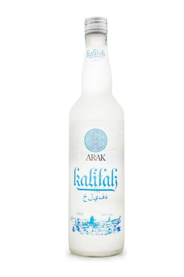 Tradicionalmente, o arak quase nunca é consumido puro. A bebida costuma ser misturada com água gelada e gelo, geralmente na proporção de uma parte de arak para duas ou três partes de água. Quando isso acontece, o líquido transparente ganha uma aparência esbranquiçada e leitosa, efeito conhecido como louche. Essa mudança ocorre porque os óleos naturais do anis se tornam insolúveis em contato com a água.
