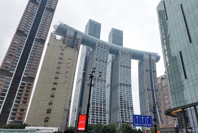 ‘The Crystal’: arranha-céu horizontal com 250 metros de altura e 12 mil toneladas vira atração em Chongqing, na China