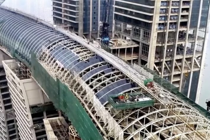 Arranha-céu horizontal com 250 metros de altura e 12 mil toneladas vira atração em Chongqing, na China - Reprodução/YouTube TRAVEL ADVENTURES