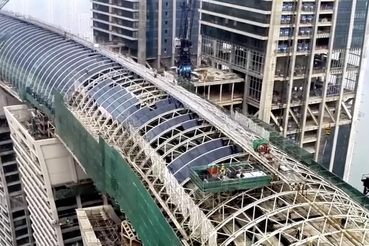 Cada segmento, com centenas de toneladas, exigiu coordenação milimétrica entre guindastes e equipamentos hidráulicos para que o encaixe fosse perfeito nas conexões estruturais. O processo é considerado uma das operações mais sofisticadas já realizadas na engenharia civil contemporânea.
