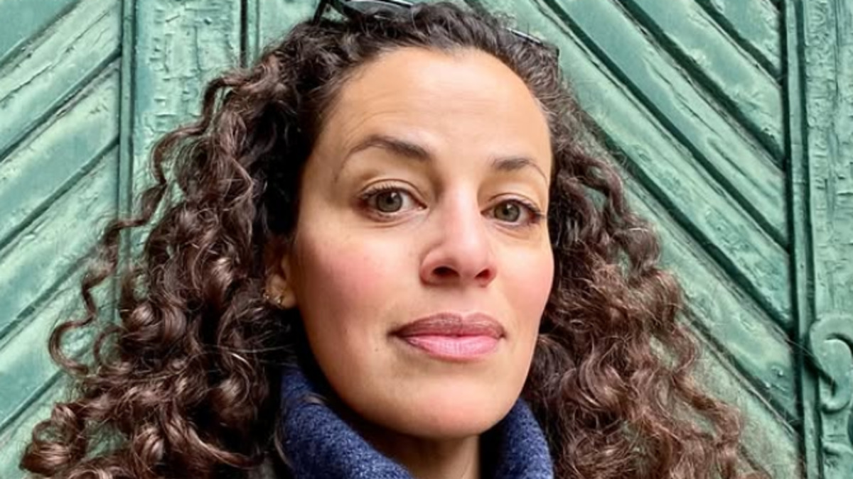 Karkanis é formada em ciência política pela Universidade McGill, fala sete idiomas, estudou dança do ventre e correu maratonas. Além disso, ela possui formação clássica em teatro e já se apresentou em palcos de Nova York, Toronto, Montreal e em outras cidades dos Estados Unidos e Canadá.
