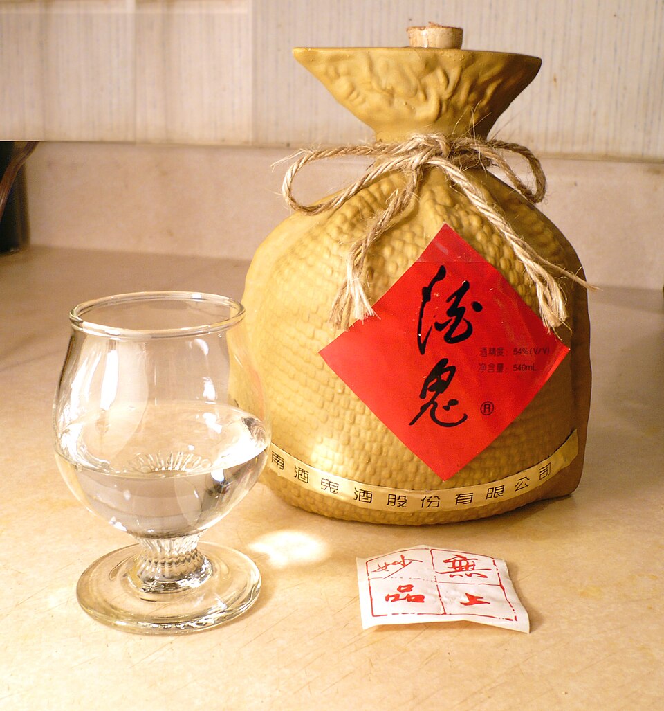 O baijiu, pronunciado “bai-djô”, é uma das bebidas alcoólicas mais consumidas do mundo. Porém, ele ainda é pouco conhecido pelas pessoas fora da China. Apesar do alto teor alcoólico, que normalmente passa de 50%, muitas pessoas descrevem a bebida como surpreendentemente suave. Produzido principalmente a partir do sorgo fermentado, esse destilado faz parte da cultura chinesa há milhares de anos. Na verdade, a história do baijiu está profundamente ligada à própria história da China.
 -  (crédito: Wikimedia Commons / Badagnani)