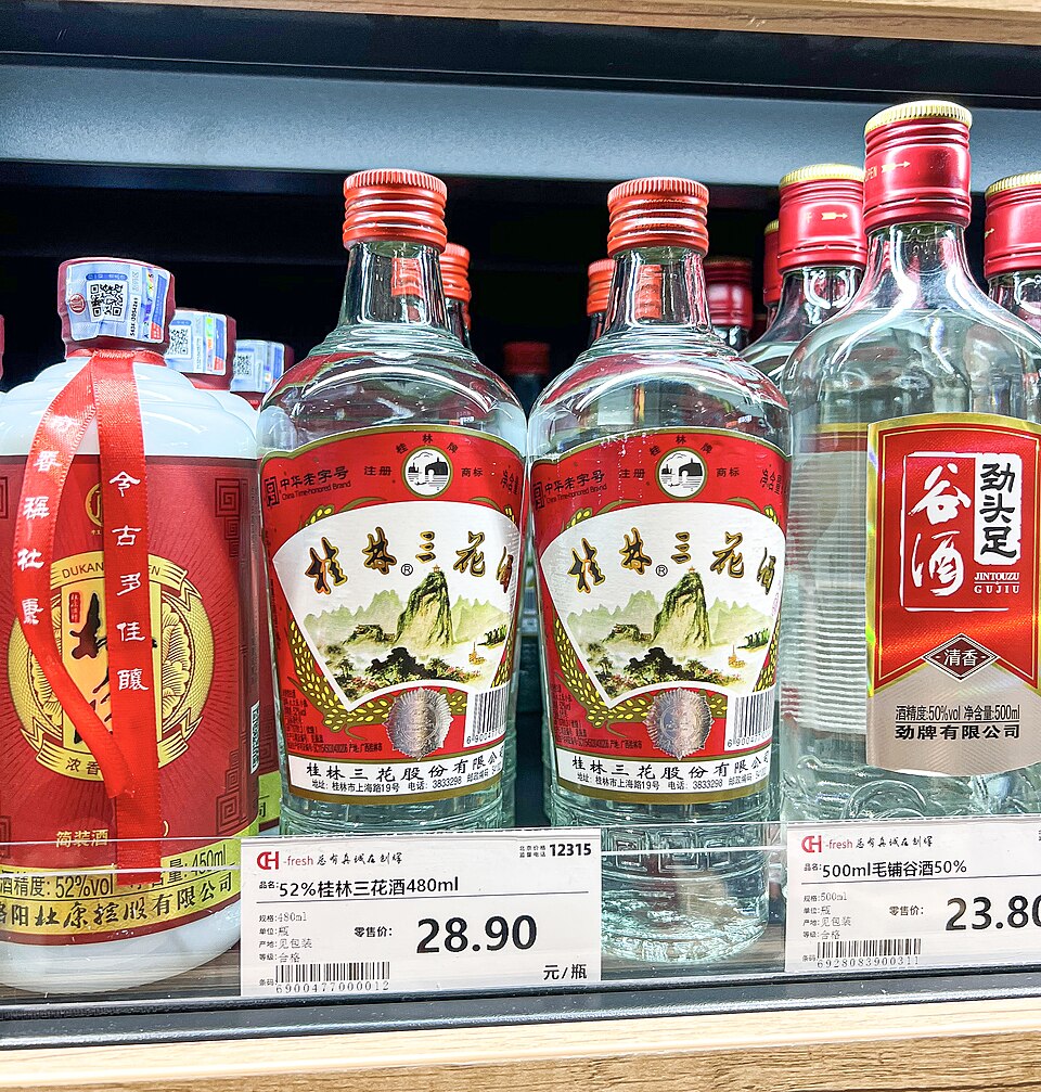 A produção do baijiu envolve métodos bastante tradicionais. Além do sorgo, a receita também pode incluir arroz, trigo, feijões e outros grãos. A fermentação é feita com uma mistura de leveduras, fungos e bactérias benéficas, que pode amadurecer por vários meses. Em algumas regiões, o líquido fermenta em fossos subterrâneos de barro usados há séculos. O processo de destilação também chama atenção e é diferente de muitos destilados do ocidente.
