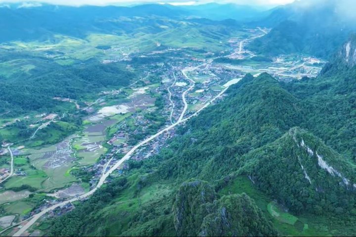 Durante décadas, Xaysomboun permaneceu fechada para grande parte dos estrangeiros devido a questões políticas e militares. A província abriga comunidades rurais pequenas com uma economia baseada fortemente na atividade de mineração de cobre e ouro, além da exploração de madeira, atividades que levam trabalhadores e curiosos a explorar túneis subterrâneos frequentemente perigosos.