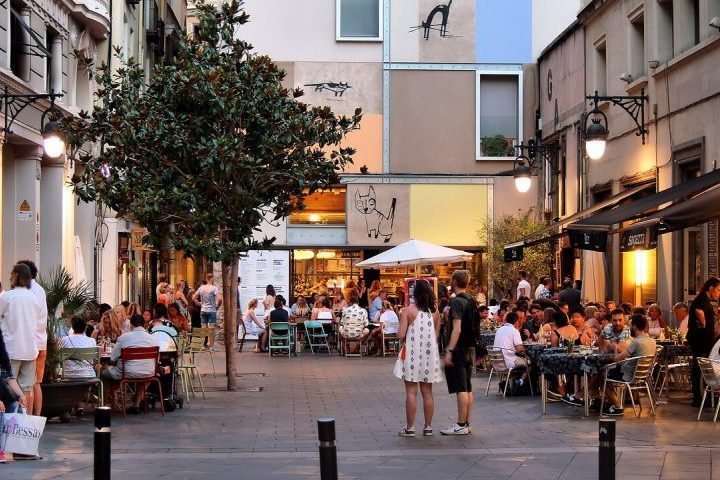 Apesar do intenso fluxo turístico, a Rambla preserva parte de sua identidade local, especialmente nas ruas laterais do Bairro Gótico e do Raval, regiões que cercam a avenida e concentram bares, galerias e construções medievais. O local também ficou marcado por acontecimentos históricos e manifestações políticas ao longo do século 20.