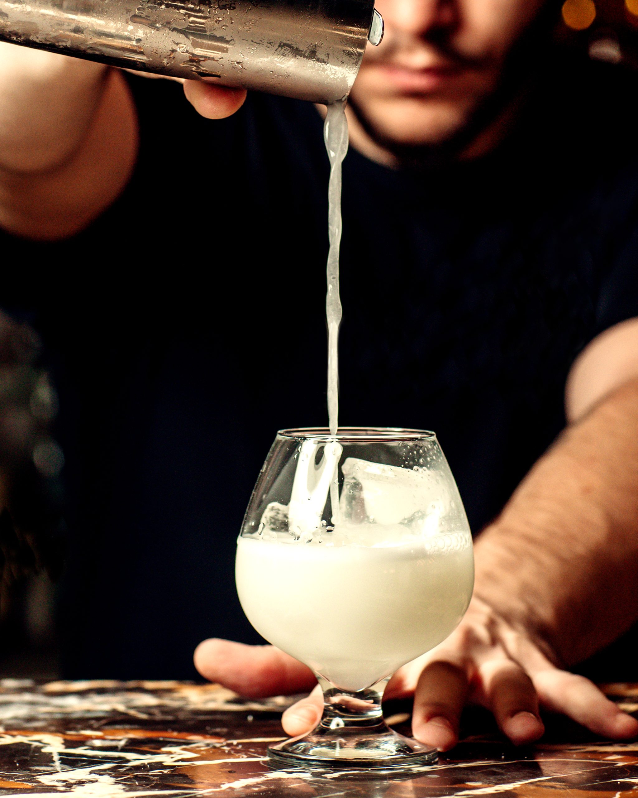 Além de saboroso, o sgroppino chama atenção pela apresentação elegante em taças de coquetel ou martini. Entretanto, como o sorvete derrete rapidamente, muitos recomendam não exagerar na quantidade servida e usar colher para aproveitar melhor a textura cremosa. 