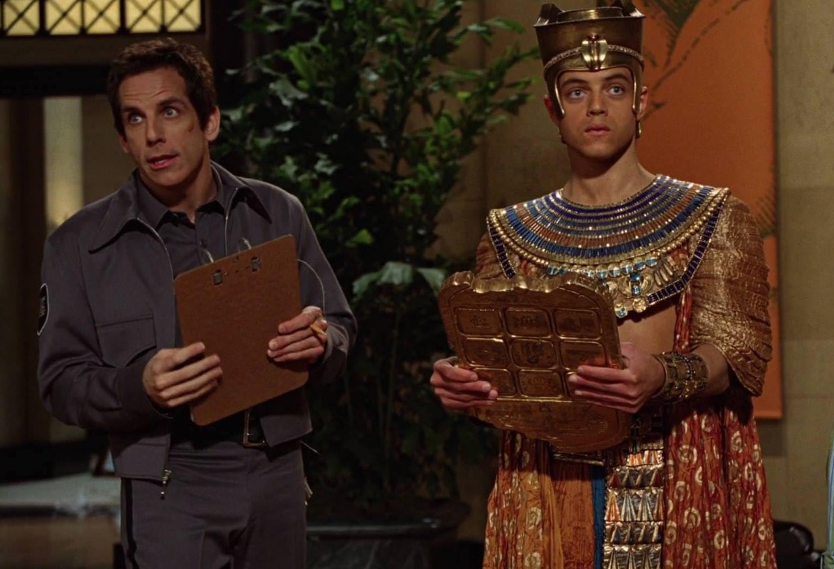 A estreia de Rami Malek no cinema aconteceu em 2006, no filme “Uma Noite no Museu”, no qual interpretou o faraó Ahkmenrah. O longa foi um sucesso e ganhou duas continuações, “Uma Noite no Museu 2” e “Uma Noite no Museu 3: O Segredo da Tumba”, nas quais o ator voltou a interpretar o personagem.
