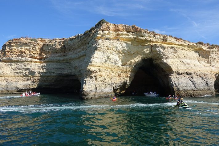 Caverna de Benagil, Algarve, Portugal - Wikimedia Commons/Joseolgon