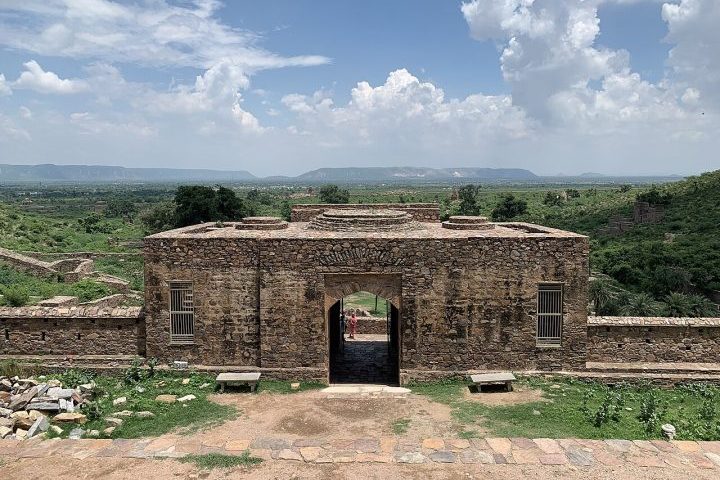 Outra versão bastante difundida menciona um eremita chamado Guru Balu Nath, que vivia na região antes da construção da fortaleza. De acordo com a lenda, ele autorizou a obra desde que a sombra do palácio jamais alcançasse seu retiro espiritual. Após ampliações no complexo, a sombra teria ultrapassado o limite estabelecido, provocando uma maldição responsável pela decadência de Bhangarh.