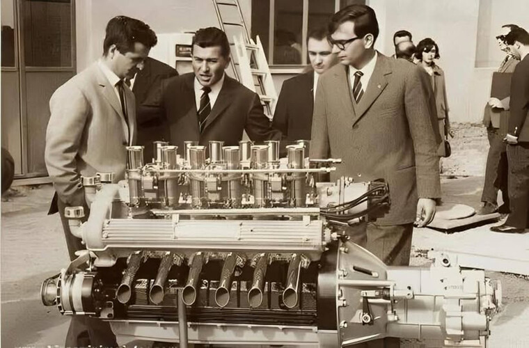 Determinado a provar sua capacidade, Ferruccio Lamborghini fundou a Automobili Lamborghini em 1963 e contratou engenheiros renomados para desenvolver veículos superiores. O empresário investiu em tecnologia, desempenho e design sofisticado para competir diretamente com as principais fabricantes italianas da época. Em poucos anos, a marca ganhou projeção internacional e passou a ser associada a carros de luxo e alta potência.