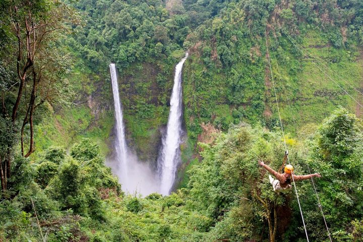 Entre as quedas-d’água mais conhecidas estão Tad Fane, Tad Yuang e Tad Lo, que atraem visitantes de diversas partes do mundo. A cachoeira Tad Fane, por exemplo, possui duas colunas de água que caem lado a lado por mais de 100 metros de altura em meio a uma floresta exuberante. A região também abriga uma rica biodiversidade, com espécies de aves, mamíferos e plantas tropicais raras.