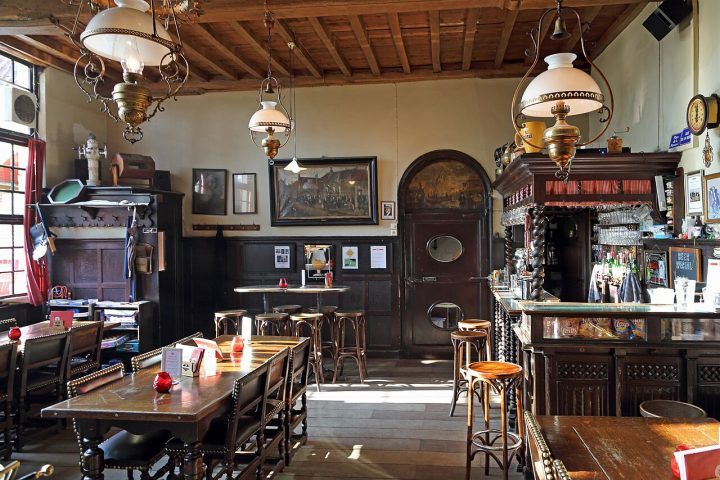 Café Vlissinghe (1515, Bélgica) - Situado em Bruges, o tradicional Café Vlissinghe possui uma história que remonta ao início do século 16. Documentos históricos da cidade apontam que o estabelecimento abriu as portas em 1515, período em que funcionava como ponto de encontro e descanso para os operários envolvidos nas obras da Igreja de Santa Ana. Séculos depois, em 1855, o local passou por uma renovação que transformou sua aparência, incorporando peças produzidas por artistas daquele período.