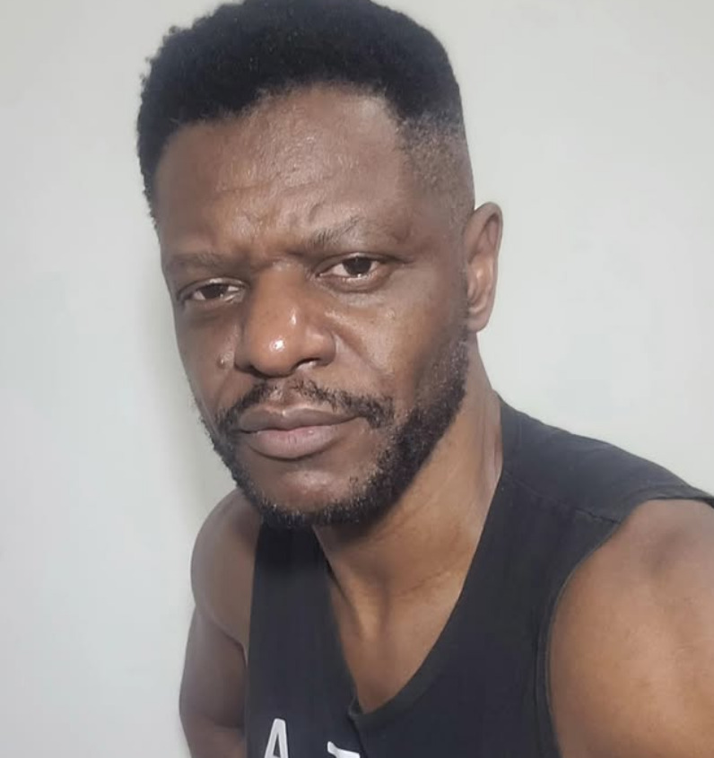 Saiba mais, a seguir, sobre Bukassa Kabengele. Nascido no dia 3 de fevereiro de 1973, ele é um ator e cantor congo-brasileiro conhecido por atuar em diversas produções de sucesso da TV brasileira. O artista tem passagens por diferentes emissoras do país, como RecordTV, SBT, TV Cultura e TV Globo.
