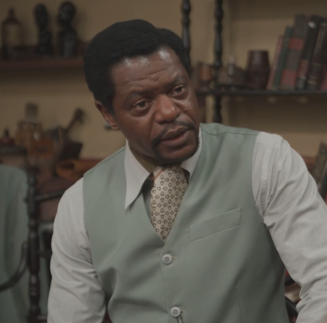 O ator Bukassa Kabengele vive um momento especial em sua carreira. Ele está em três produções que estrearam em 2026. O ator interpreta o abolicionista Paulo Sampaio em “Dona Beja”, da HBO Max, o ambicioso dono de ferro-velho Evenildo em “Emergência Radioativa”, da Netflix, e o engenheiro José, príncipe Zambi, em “A Nobreza do Amor”, novela das 18h da TV Globo. Segundo o ator, o segredo para fazer sucesso em papéis simultâneos é mergulhar nos roteiros para garantir a construção da identidade e do -  (crédito: Reprodução TV Globo)
