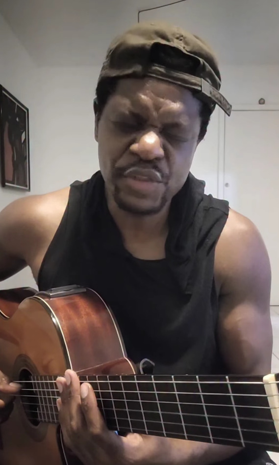 O artista também construiu carreira solo na música e lançou canções como “Brilho da Noite”, composta após uma noite boêmia ao lado do amigo Baioky, além de “Azul da Cor do Mar” e “Coleção”.

