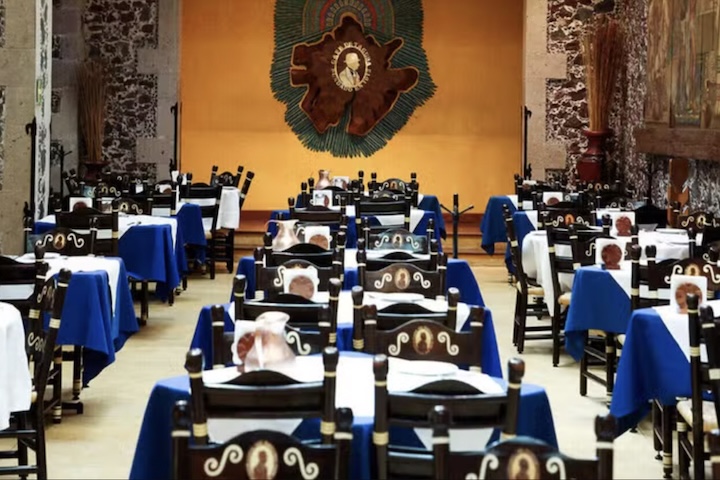 Café de Tacuba (1912, México) - Fundado em 1912 por Dionisio Mollinedo no centro histórico da Cidade do México, o Café de Tacuba ocupa uma construção do século 17. O espaço preserva a culinária típica do país e se destaca pela decoração com murais, azulejos de talavera e elementos que valorizam a cultura mexicana.