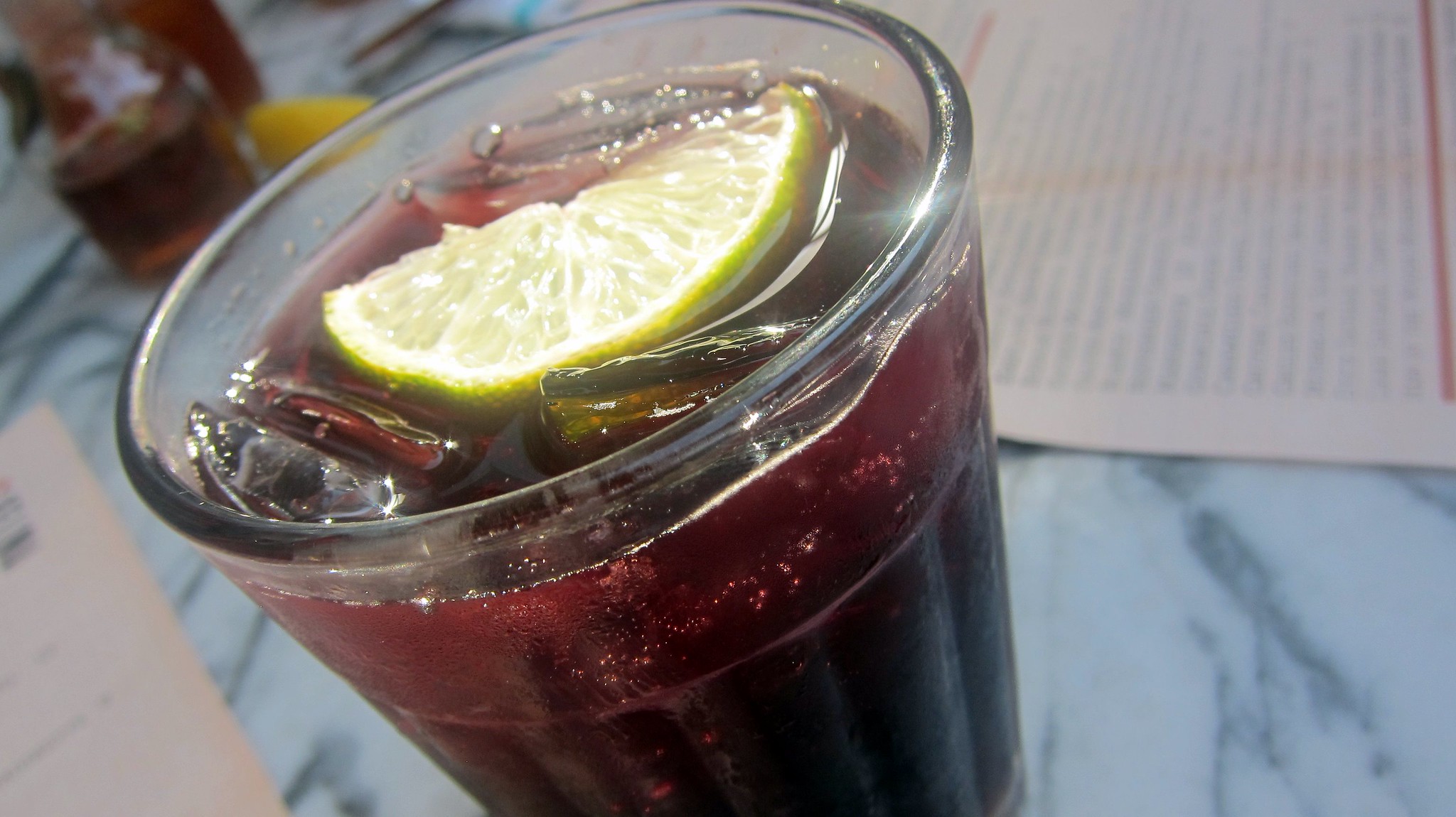 Fácil de preparar, barato e refrescante, o calimocho tradicional é feito com vinho tinto e refrigerante de cola em proporções iguais. Embora muitas receitas utilizem vinhos baratos, algumas pessoas preferem versões feitas com vinhos de melhor qualidade, porque apresentam sabor mais equilibrado. 
