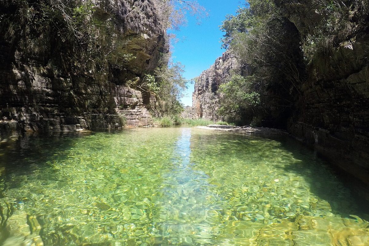Para desfrutar desse refúgio, os turistas contam com acessos rodoviários estruturados a partir de grandes centros urbanos do país. O trajeto a partir de Belo Horizonte cobre cerca de 280 quilômetros pela rodovia MG-050 e exige quatro horas de viagem, enquanto o percurso vindo de São Paulo soma 430 quilômetros pela Rodovia Fernão Dias.