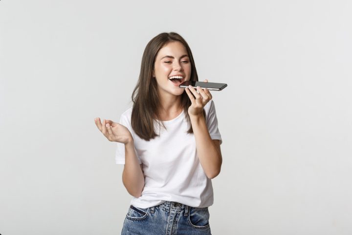 Apesar das divergências, o crescimento das mensagens de voz revela uma transformação mais ampla na comunicação digital. O recurso ocupa um espaço intermediário entre a objetividade do texto e a interação direta das chamadas, oferecendo uma experiência híbrida que continua a evoluir.