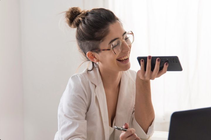 Seja como ferramenta indispensável ou como hábito controverso, o áudio se consolidou como parte do cotidiano moderno, refletindo tanto as preferências individuais quanto as particularidades culturais de cada sociedade, além de evidenciar diferenças de comportamento entre países e até questões de etiqueta no ambiente digital. 