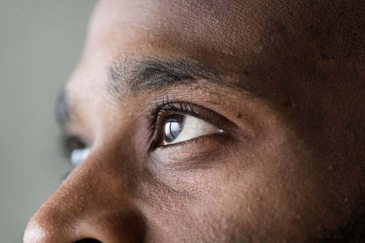 Mesmo quando parece que o olhar está fixo, ele percorre o ambiente de forma quase imperceptível. Na maior parte do tempo, esse sistema funciona bem e permite lidar com ambientes complexos sem sobrecarga de informação.