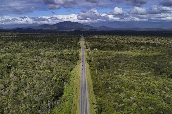 No Paraná, a duplicação da PR-412 prevê um trecho de 12,8 quilômetros entre a divisa com Santa Catarina e o acesso ao Balneário Coroados, em Guaratuba. A obra, orçada em R$ 254,5 milhões, foi contratada por meio de um modelo integrado, que reúne elaboração de projeto e execução no mesmo pacote.