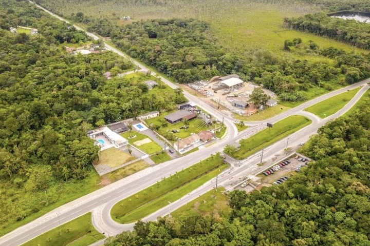 A obra da PR-412 será financiada pelo governo do Paraná como parte de um acordo de compensação relacionado aos royalties do petróleo, após correções em limites territoriais marítimos apontadas pelo IBGE e homologadas pelo Supremo Tribunal Federal (STF). O investimento total previsto para intervenções em território catarinense chega a R$ 365 milhões.