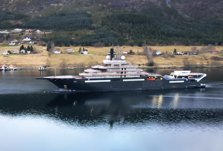 Outro destaque é o moonpool, abertura instalada no casco que conecta diretamente o interior do navio ao oceano e facilita o lançamento de equipamentos científicos mesmo em condições adversas. A parte frontal abriga suítes com vista panorâmica para o mar, piscinas, spa, academia, biblioteca, quadra de tênis e dois helipontos.
