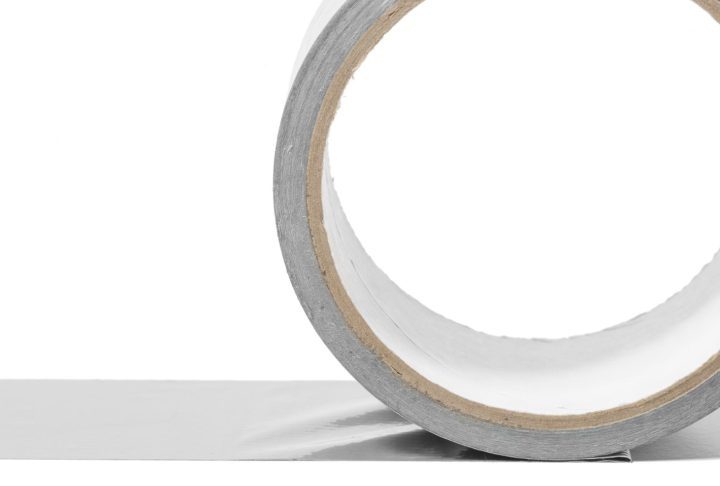 Já a fita dupla face de espuma substitui pregos e parafusos na decoração de interiores com enorme praticidade. No setor da construção civil, as fitas aluminizadas garantem o isolamento térmico e a vedação de dutos de ar. O modelo conhecido como 