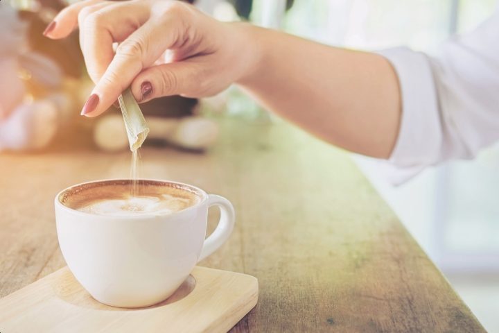 Já no caso da stevia, os efeitos apareceram de forma mais evidente nos descendentes dos animais expostos ao adoçante. Essas alterações podem favorecer desequilíbrios metabólicos e prejudicar a forma como o organismo administra os níveis de açúcar no sangue. Apesar disso, Magnoni ressalta que ainda não existem evidências diretas de relação entre adoçantes e doenças cardiovasculares.