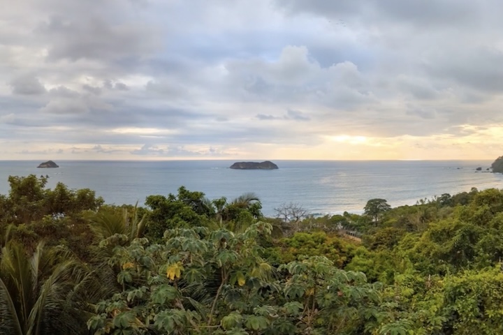 Entre os pratos mais conhecidos está o attiéké, preparado a partir da mandioca fermentada. Além disso, o país se destaca pelas paisagens naturais, que incluem praias tropicais, florestas densas e uma rica biodiversidade. O Parque Nacional de Taï, por exemplo, abriga uma das últimas grandes áreas de floresta tropical preservada da África Ocidental.