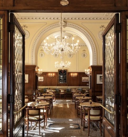 Caffè Gilli (1733, Itália) - O Caffè Gilli surgiu em 1733 como uma confeitaria artesanal e aos poucos foi se tornando um dos espaços culturais mais tradicionais de Florença. O café preserva características da Belle Époque, com afrescos, lustres, arcos elegantes e um antigo relógio cercado por vitrais que se destaca na decoração histórica.
