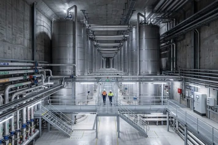 Suíça cria a bateria líquida mais potente do mundo, capaz de injetar 1,2 GW de eletricidade em segundos - Imagem gerada por IA