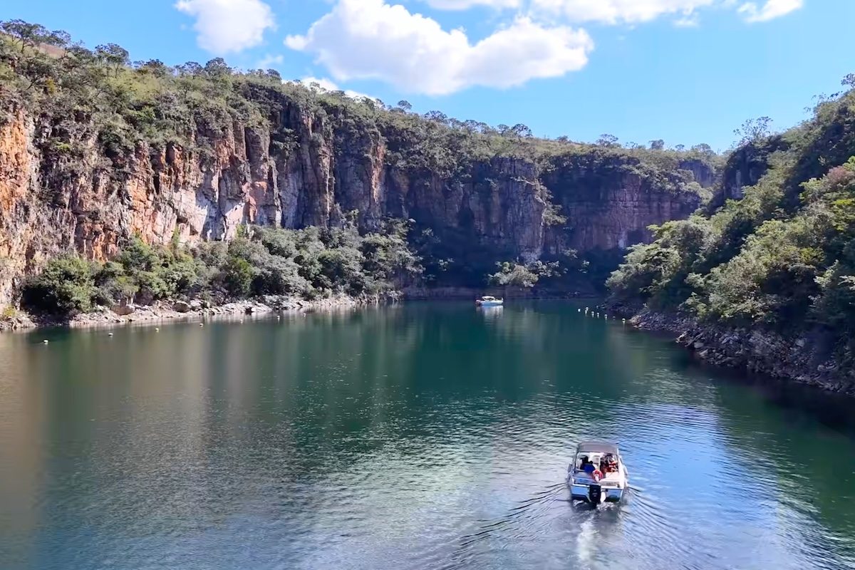 Em Capitólio, restaurantes e pousadas servem pratos típicos que valorizam ingredientes locais, como frango com quiabo, tutu de feijão, torresmo, angu e tilápias frescas retiradas do Lago de Furnas. Doces de leite, compotas artesanais e cafés produzidos nas fazendas do entorno completam a experiência gastronômica mineira.