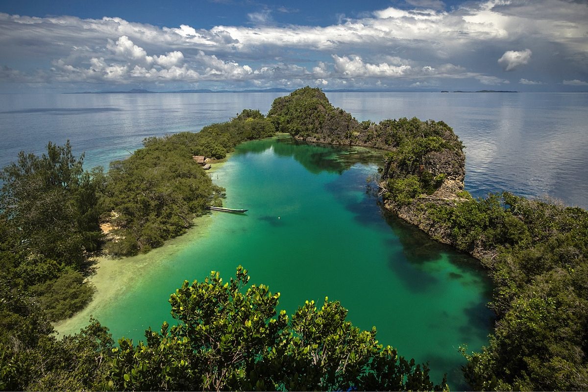 O clima equatorial mantém temperaturas elevadas durante quase todo o ano, com médias que variam entre 27?°C e 32?°C, criando condições ideais para atividades ao ar livre e exploração marítima. A umidade costuma ser alta, característica típica das regiões tropicais próximas à linha do Equador, e chuvas rápidas podem ocorrer mesmo em períodos considerados mais secos.